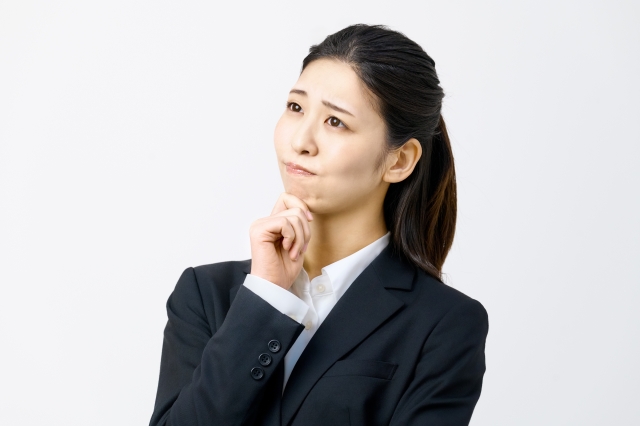 悩む女性の画像