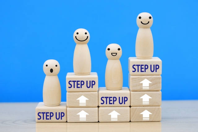 STEP UPと書かれたサイコロに乗った画像