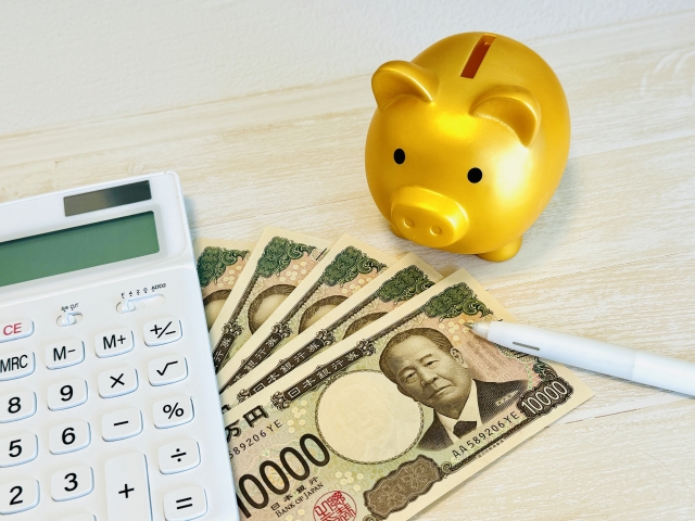 金色の豚や電卓の画像