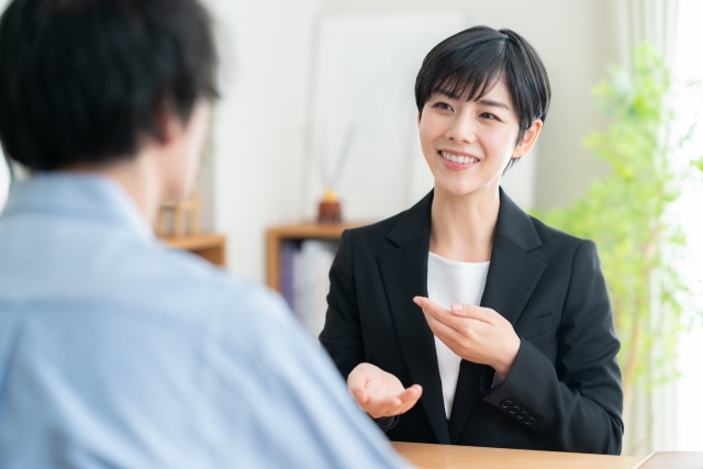 女性がお客様に説明する画像