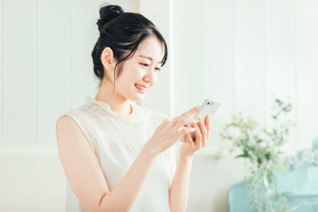 スマホを見る女性